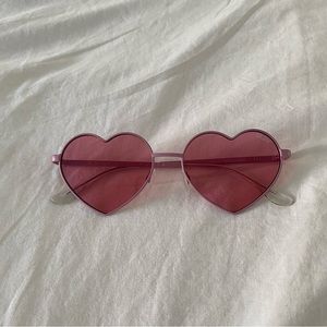 Limited Edition QUAY heartbreaker pink metal heart shaped pink colored lenses